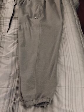 Jordan Men's Light Gray Jogger Sweatpants with Jumpman Logo